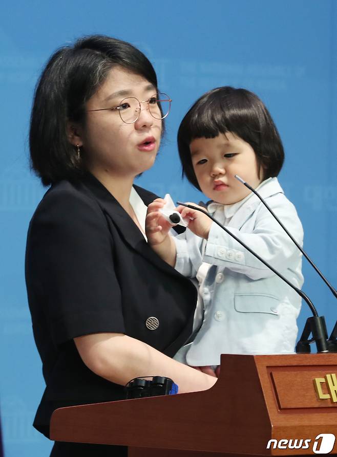 용혜인 기본소득당 의원이 4일 오전 서울 여의도 국회 소통관에서 23개월 아들과 함께 어린이날 맞이 노키즈존 관련 입장 발표 기자회견을 하고 있다. 2023.5.4/뉴스1 ⓒ News1 송원영 기자