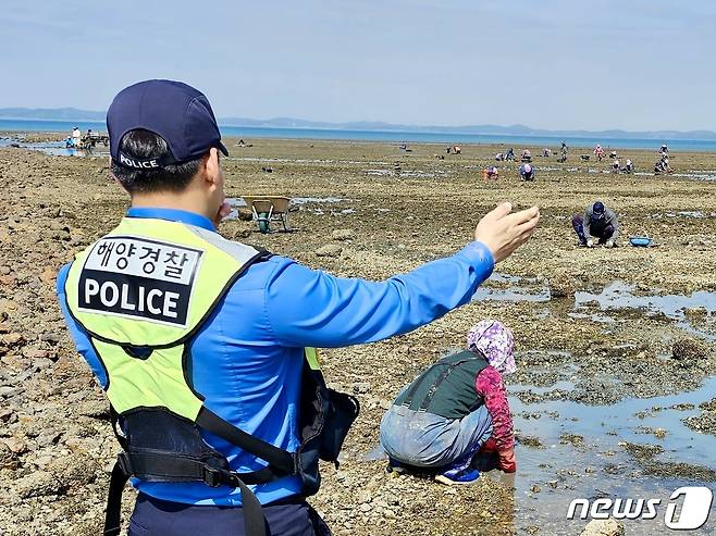 안전지도 중인 보령해경. (보령해경 제공) /뉴스1