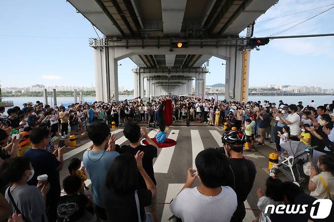 서울 서초구 잠수교 위에서 열린 '차 없는 잠수교 뚜벅뚜벅 축제'를 찾은 시민들이 휴일을 즐기고 있다. 2022.9.18/뉴스1 ⓒ News1 조태형 기자