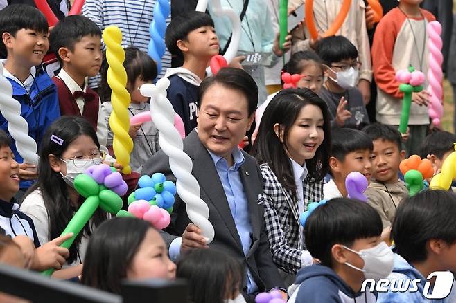 윤석열 대통령과 김건희 여사가 4일 용산 대통령실 앞 용산어린이정원에서 열린 개방 행사에서 어린이들과 대화를 나누고 있다. (대통령실 제공) 2023.5.4/뉴스1 ⓒ News1 오대일 기자