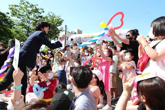 어린이날 와글와글 대축제에서 마술공연을 즐기며 밝게 웃는 아이들