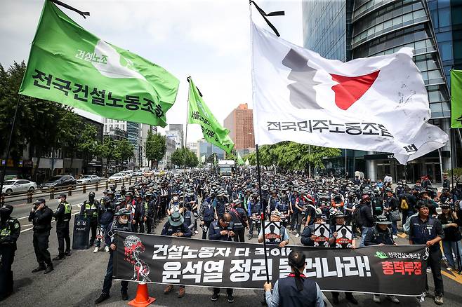 전국건설노동조합 조합원들이 4일 오후 서울 용산구 서울역 인근에서 열린 건설노동자 죽음으로 내몬 윤석열 정권 심판하자는 '건설노조 확대간부 상경투쟁' 행진에 앞서 구호를 외치고 있다. /뉴시스