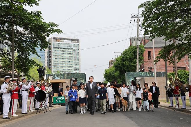 윤석열 대통령과 김건희 여사가 4일 오전 서울 용산 어린이정원에서 열린 개방행사에서 어린이들과 손을 잡고 입장하고 있다. /연합뉴스