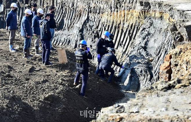 지난해 11월 7일 오후 경북경찰청 과학수사대와 산업통상자원부 동부광산안전사무소 관계자들이 경북 봉화군 아연 광산 매몰사고 현장에서 현장검증을 실시하고 있다.ⓒ뉴시스