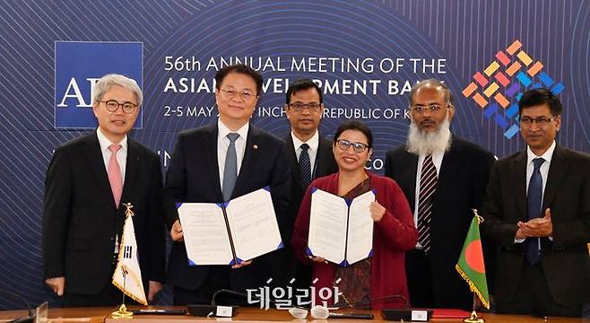 방기선 기획재정부 제1차관이 4일 샤리파 칸 방글라데시 재무차관과 기념촬영을 하고 있다. ⓒ기획재정부