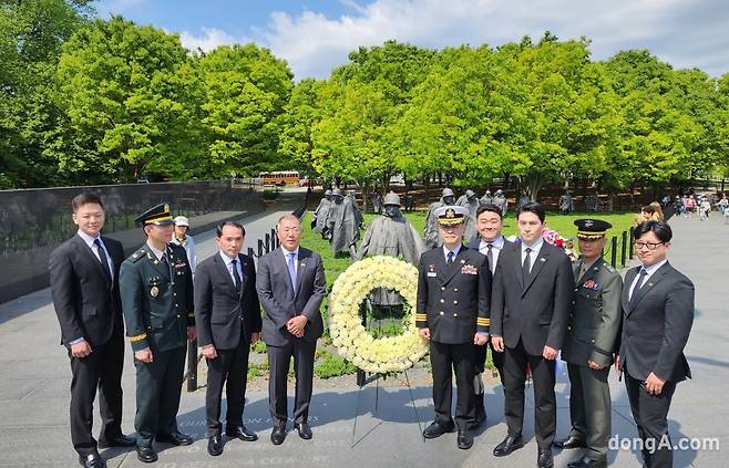 정의선 현대자동차그룹 회장(왼쪽 4번째)과 재단 관계자들이 4월 26일 미국 워싱턴D.C.소재 한국전 참전용사기념비 참배 후 기념촬영을 하고 있다. 사진=한미동맹재단