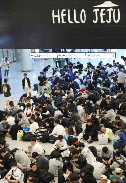 어린이날 황금연휴가 시작된 4일 오후 제주국제공항 1층 도착장에 기상악화로 비행기가 지연 또는 결항되자 돌아가지 못한 수학여행단이 대기하고 있다. 뉴시스