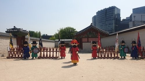 인형탈 파수군 입장 장면/사진 제공=문화재청