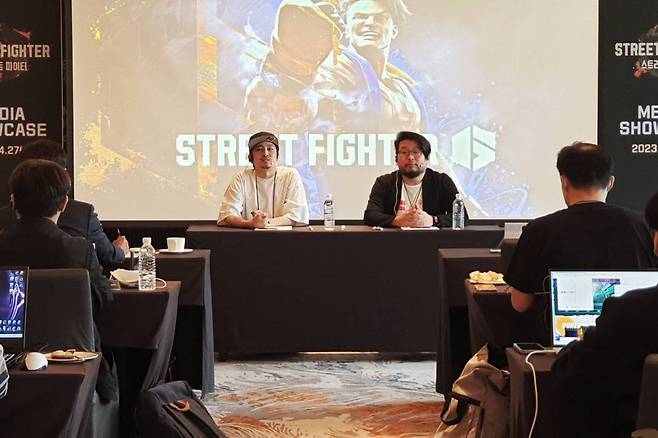 '스파 6'에 대해 설명중인 마츠모토 슈헤이 프로듀서(좌)와 나카야마 타카유키 디렉터(우)