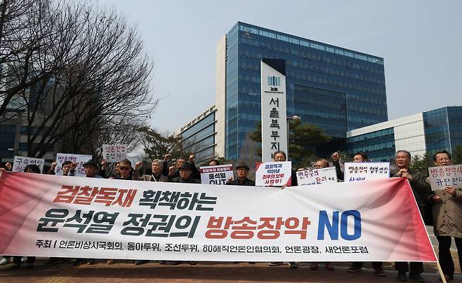 한상혁 방송통신위원장에 대한 영장실질심사가 열린 지난 3월29일 오후 서울 도봉구 북부지방법원 앞에서 언론비상시국회의 등 언론단체 회원들이 기자회견을 열어 구속영장 기각을 촉구하고 있다. 윤운식 선임기자 yws@hani.co.kr