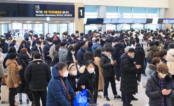 제주지역에 대설 및 강풍특보가 내려진 24일 제주국제공항 3층 출발장이 대체편 항공기 티켓을 예약하려는 귀경객들의 발걸음으로 붐비고 있다. (이 사진은 해당 기사 내용과 무관합니다.) [사진=뉴시스]