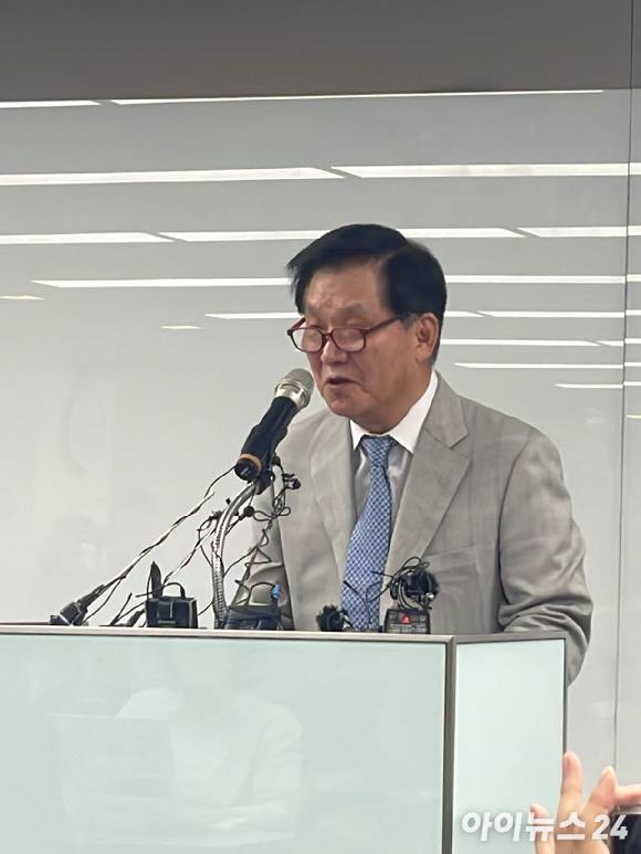 김익래 다우키움회장이 4일 오후 서울 영등포구 여의도 키움증권 본사에서 대국민 사과 기자회견을 열어 입장을 밝히고 있다. [사진=김지영 기자]