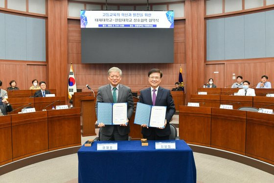 3일 오후 2시 강원 춘천시 교동 한림대 국제회의관 국제회의실에서 열린 ‘AI시대 한국 대학의 미래와 혁신방안 탐색’ 심포지엄에서 최양희 한림대총장(오른쪽)과 염재호 태재대총장이 고등교육 혁신과 글로컬 파트너십 구축을 위한 협약을 맺는 모습. [사진 한림대]