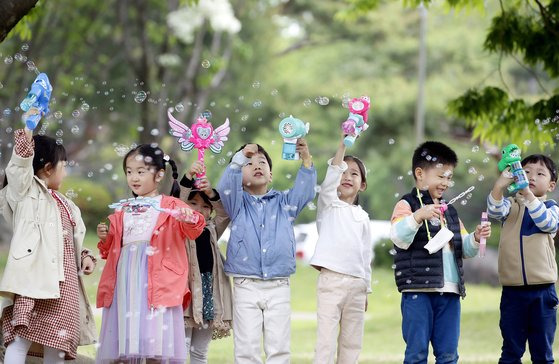 어린이날을 앞둔 3일 광주 북구청직장어린이집 아이들이 전남대학교 잔디밭에서 비눗방울 놀이를 하며 즐거운 시간을 보내고 있다. 뉴스1