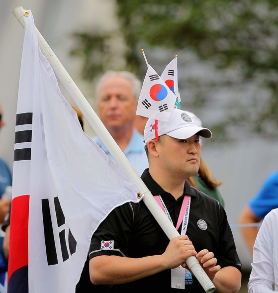 2014년 UL 인터내셔널 크라운에서 태극기를 들고 응원하는 션 변 LPGA 아시아 대표. 사진 LPGA