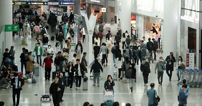 지난달 26일 인천국제공항 면세점 앞에 많은 출국자들이 있는 모습. 뉴스1