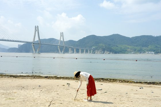 청남대보다 먼저 대통령 휴양지로 사용됐던 경남 거제 저도도 2019년 일반에 개방됐다. 박근혜 대통령이 '저도의 추억'이라는 낙서를 남겼던 백사장이 이곳의 명물이다.