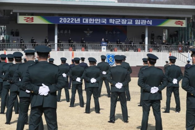 육군학생군사학교가 최근 대학 수학 기간이 유동적인 상황에 발맞춰 학군사관후보생 임관을 사실상 연 2회로 개선했다. 사진은 2022년 학군장교 임관식. //국방일보