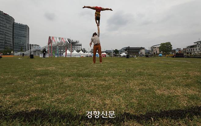 4일 서울 종로구 열린송현녹지광장에서 열린 ‘서울서커스페스티벌’ 사전 주요작품 시연회에서 리베르티보가 ‘파즘’ 공연을 선보이고 있다. 성동훈 기자