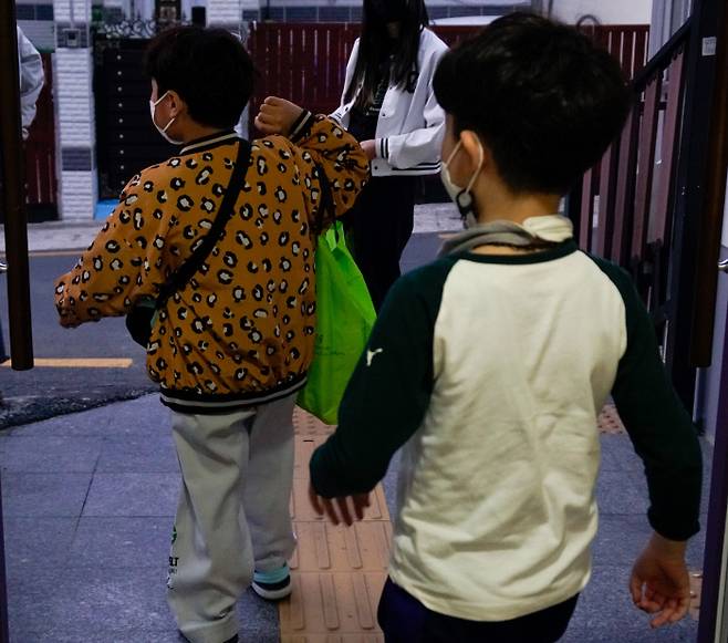 부산 동구 어린이식당의 아이들이 지난달 26일 도시락을 받고 부산종합사회복지관 밖을 나서고 있다. 민서영 기자