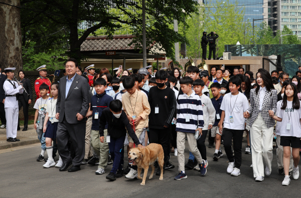 윤석열 대통령과 부인 김건희 여사가 4일 서울 용산 어린이정원에서 열린 개방행사에서 어린이들과 손을 잡고 입장하고 있다. 2023.5.4 연합뉴스