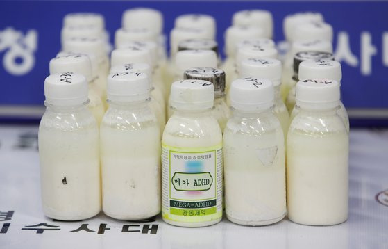 Bottles of drugged drinks that were distributed to bypassing students in Daechi-dong in southern Seoul last month [SEOUL METROPOLITAN POLICE AGENCY]