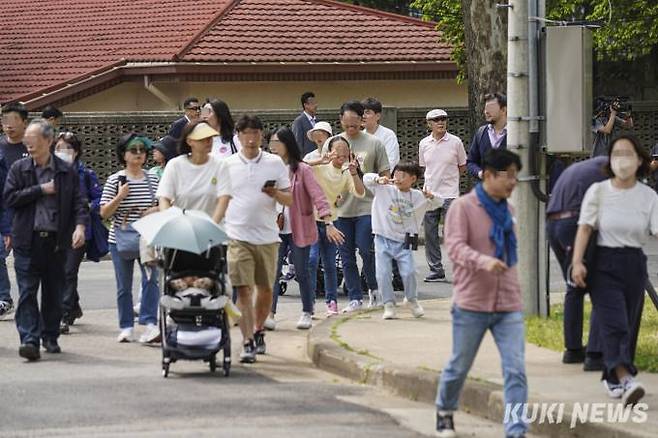 어린이날을 하루 앞둔 4일 오후 서울 용산구 용산어린이정원을 찾은 시민들이 정원으로 입장하고 있다.  4일 오후 서울 용산구 용산어린이정원을 찾은 시민들이 보안검색대를 통과하고 있다.