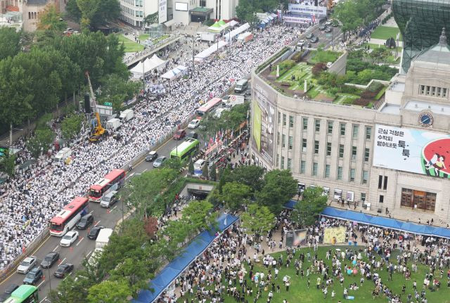 지난해 7월 16일 오후 서울 중구 서울시청 앞 광장에서 3년 만에 퀴어문화축제와 맞불 집회가 열린 모습. 연합뉴스