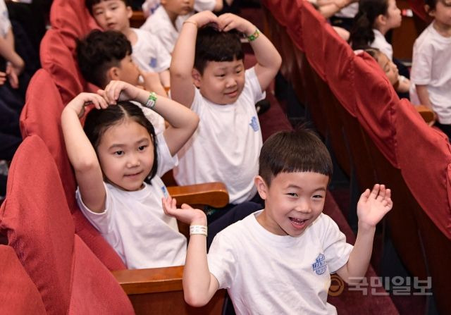 4일 서울 여의도 국회 의원회관에서 열린 어린이 안전 헌장 선포식에서 어린이들이 취재진을 향해 포즈를 취하고 있다.