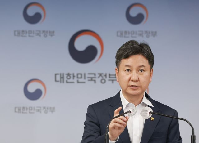 한창섭 행정안전부 차관이 4일 정부서울청사에서 무분별한 정당 현수막의 관리를 강화하는 내용의 가이드라인을 발표하고 있다. 연합뉴스