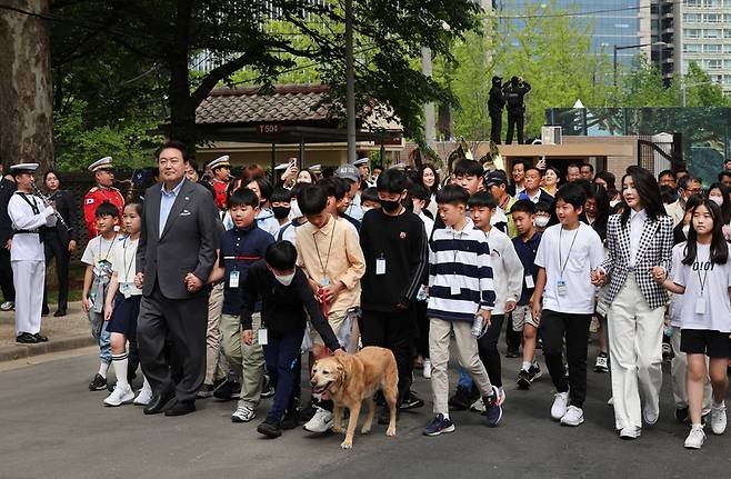 윤석열 대통령과 부인 김건희 여사가 4일 서울 용산 어린이정원에서 열린 개방행사에서 어린이들과 손을 잡고 입장하고 있다. / 사진=연합뉴스