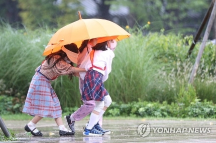 5일 어린이날엔 전국적으로 비가 내릴 예정이다. <자료=연합뉴스>