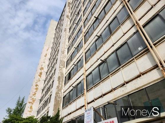 서울 영등포구 문래동 남성맨션 2동 벽면의 모습. 외벽 군데군데 칠이 벗겨지고 녹이 슬었다./사진=정영희 기자