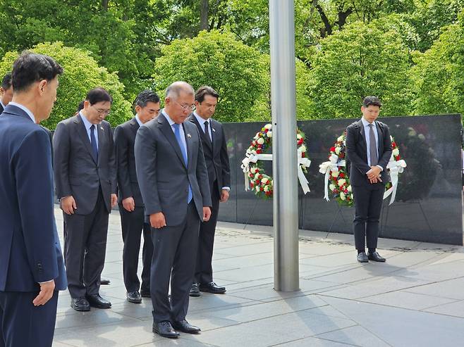 정의선(가운데) 현대자동차그룹 회장이 지난달 26일(현지시간) 미국 워싱턴D.C.에 소재한 한국전 참전용사 기념비에서 추모 헌화를 하고 있는 모습. [한미동맹재단 제공]