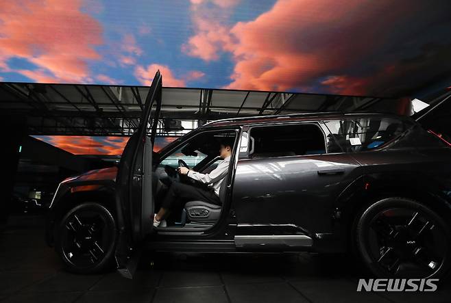 [서울=뉴시스] 김진아 기자 = 기아가 ‘The Kia EV9(더 기아 이 브이 나인, 이하 EV9)’의 사전 계약을 지난 3일부터 시작했다. 기아는 지난 2021년 서울시 성수동에 문을 연 280평 규모의 전기차 특화 복합 문화공간 ‘EV6 언플러그드 그라운드(Unplugged Ground) 성수’를 EV9의 첨단 기술과 전동화 플래그십의 가치를 복합적으로 체험할 수 있는 ‘EV 언플러그드 그라운드’로 새롭게 단장해 4일 문을 연다. 사진은 3일 새롭게 단장한 ‘EV 언플러그드 그라운드’에 EV9의 기본모델(에어·어스 트림)과 GT-line이 전시돼 있다. 2023.05.04. bluesoda@newsis.com