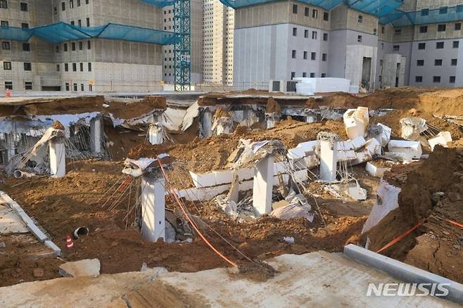 [인천=뉴시스] 이루비 기자 = 붕괴 사고가 발생한 지하주차장 외부. 기둥들만 남고 슬래브(바닥판)가 무너진 형태다. (사진=독자 제공)