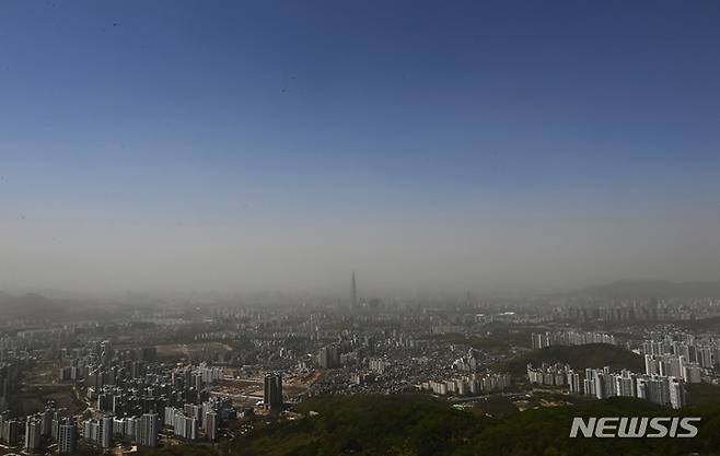 [광주(경기)=뉴시스] 김종택 기자 = 중국발 황사의 영향으로 미세먼지 농도가 '매우 나쁨' 수준을 보인 12일 경기도 광주시 남한산성에서 바라본 서울 도심이 뿌옇게 보이고 있다. 2023.04.12. jtk@newsis.com