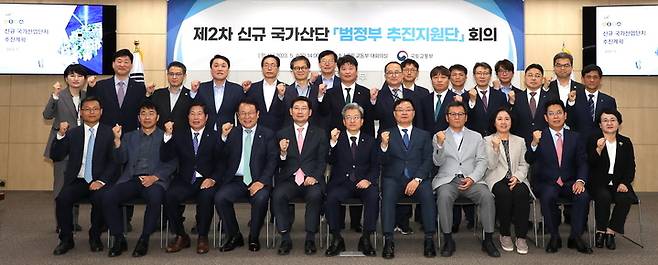 [창원=뉴시스] 강경국 기자 = 홍남표 경남 창원시장이 4일 오후 정부세종청사 국토교통부 대회의실에서 열린 국토부의 신규 국가산단 범정부 추진지원단 2차 회의에 참석하고 있다. (사진=창원시청 제공). 2023.05.04. photo@newsis.com *재판매 및 DB 금지