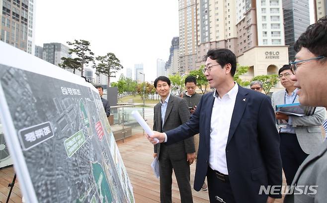 [화성=뉴시스] 정명근 화성시장이 보타닉가든 조성 예정지인 여울공원을 방문해 추진현황을 점검하고 있다. (사진 = 화성시 제공)