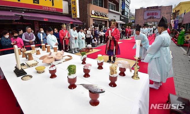 [대구=뉴시스] 이무열 기자 = 제44회 대구약령시 한방문화축제가 열린 6일 오전 대구 중구 약전골목에서 시민의 건강과 안녕을 비는 ‘고유제(告由祭)’가 열리고 있다. 올해 축제 주제를 ‘활력충전소 대구약령시 력(力)이 어때’로 정했다. 코로나19 사태 장기화로 지친 시민들에게 다시 활력을 충전해준다는 의미를 담았다. 2022.10.06. lmy@newsis.com