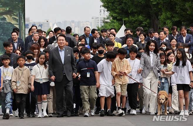 [서울=뉴시스] 홍효식 기자 = 윤석열 대통령과 부인 김건희 여사가 4일 서울 용산 대통령실 앞 미군기지 반환부지에 조성된 용산어린이정원으로 어린이들과 함께 입장하고 있다. (대통령실통신사진기자단) 2023.05.04. yesphoto@newsis.com