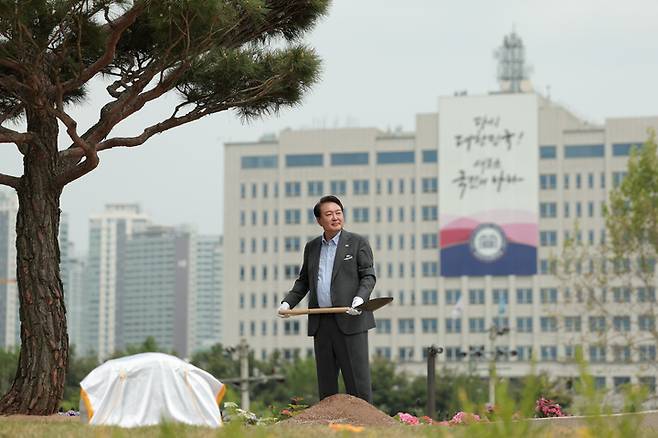 [서울=뉴시스] 윤석열 대통령이 4일 서울 용산 대통령실 앞 미군기지 반환부지에 조성된 용산어린이정원 내 전망언덕에서 기념식수를 하고 있다. (사진=대통령실 제공) 2023.05.04. photo@newsis.com *재판매 및 DB 금지