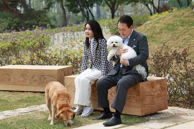 [서울=뉴시스] 윤석열 대통령과 부인 김건희 여사가 4일 서울 용산 대통령실 앞 미군기지 반환부지에 조성된 용산어린이정원 내 전망언덕에서 기념식수를 마친 뒤 반려견 써니, 새롬이와 휴식을 취하고 있다. (사진=대통령실 제공) 2023.05.04. photo@newsis.com *재판매 및 DB 금지