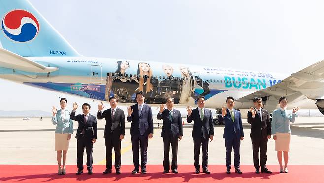 3일 인천국제공항 항공기 격납고에서 열린 '2030부산세계박람회 대한항공 특별기 공개행사'. 왼쪽 두 번째부터 유종석 대한항공 Operation부문 부사장, 우기홍 대한항공 대표이사 사장, 조원태 한진그룹 회장, 한덕수 국무총리, 최태원 2030부산세계박람회 공동유치위원장, 장성민 대통령실 미래전략기획관, 이경호 2030 부산세계박람회 유치위원회 지원단장. 대한항공 제공