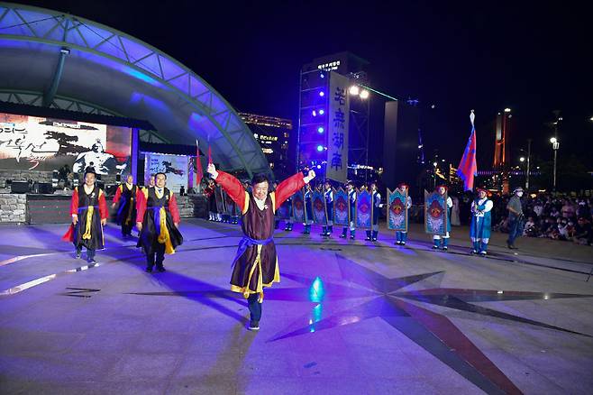 지난해 10월 열린 여수거북선축제에서 정기명 여수시장이 두 손을 번쩍 들어올리며 행진하고 있다. 여수시 제공