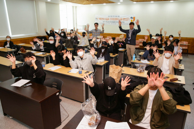 영산대학교 B&B전공이 하상효 토탈베이커리시스템 부장을 초청해 특강을 진행하고 기념촬영을 하고 있다./사진제공=영산대