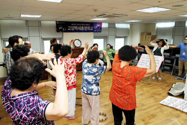 치매 노인들이 명지병원 예술치유센터 ‘백세총명학교’에서 종합인지재활 프로그램을 따라하고 있다. 사진 제공=명지병원