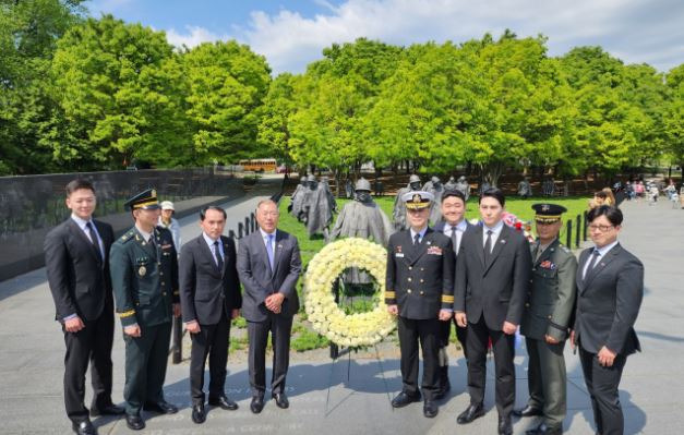 정의선(왼쪽 네 번째) 현대차그룹 회장이 지난달 26일(현지 시간) 미국 워싱턴DC에 소재한 한국전 참전 용사 기념비를 참배한 뒤 한미동맹재단 관계자들과 기념 촬영을 하고 있다. 사진 제공=한미동맹재단