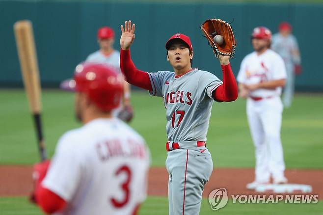 타임아웃 부르는 오타니 [AFP=연합뉴스]