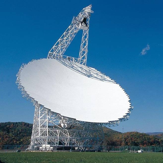 조종 가능한 세계 최대 전파망원경 '그린 뱅크 망원경' [NRAO/AUI/NSF - https://public.nrao.edu/gallery/green-bank-telescope/ 제공/ / 재판매 및 DB 금지]